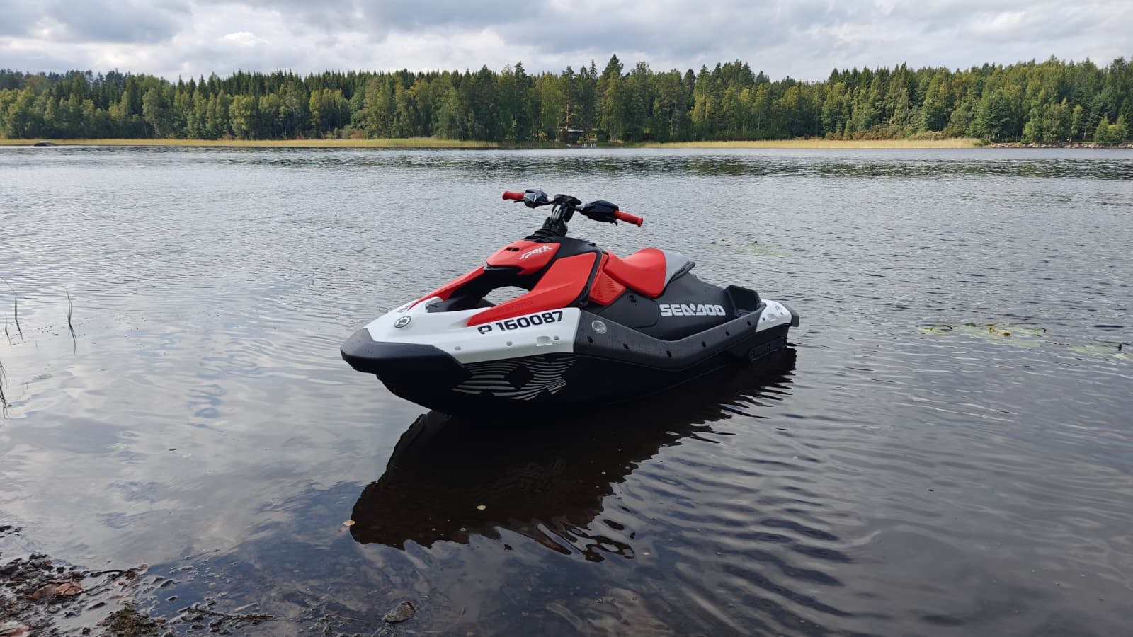 Beaver Rentalsin punavalkoinen Sea-Doo Spark Trixx järven rannassa