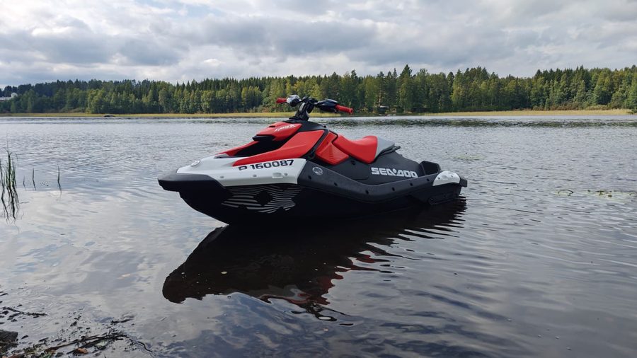 Sea-Doo Spark Trixx sivusta kuvattuna järven rannassa
