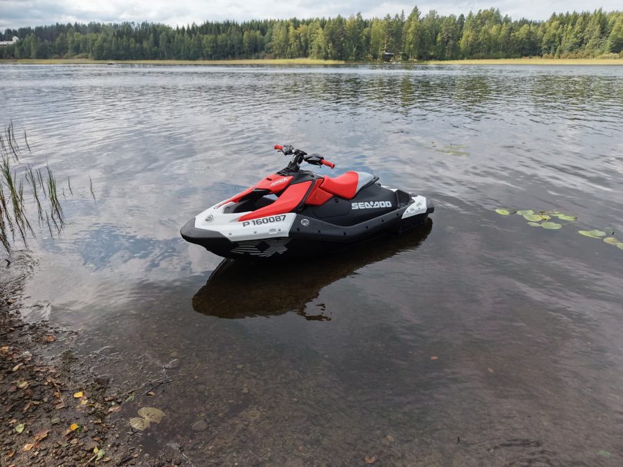 Vesijetti matalassa rantavedessä lumpeiden vieressä
