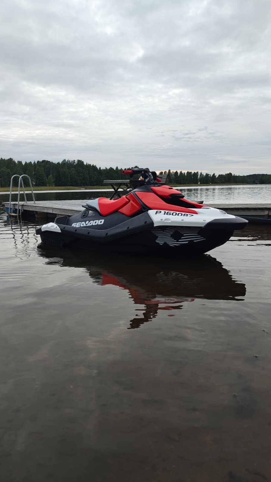 Vesijetti kiinnitettynä laiturin viereen